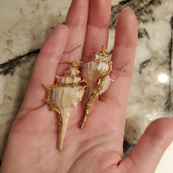 5star rated Handmade Conch seashells gold earrings - Picture 4 of 5